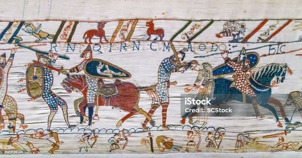 Comment les motifs de la tapisserie de Bayeux racontent-ils l'histoire de la conquête normande de l'Angleterre ?