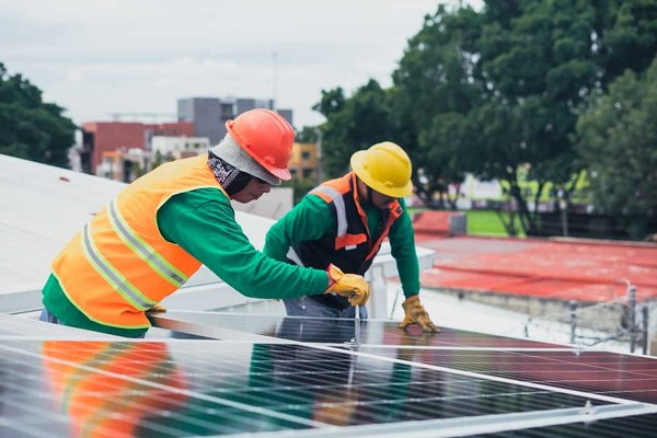 Comment devenir un expert en installation de systèmes photovoltaïques sur bâtiments historiques?